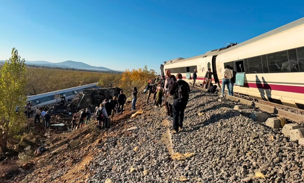 ¡Tragedia en España! Al menos 46 muertos en choque de dos trenes de alta velocidad