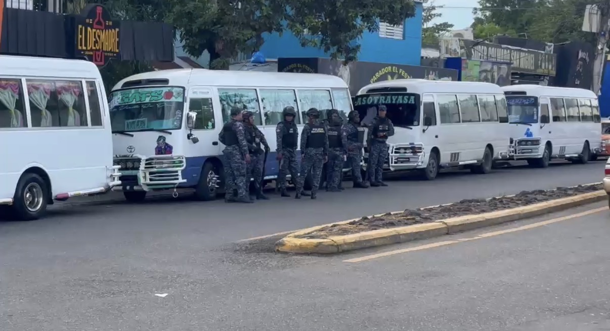 Transportistas bloquean paso hacia Santo Domingo por deterioro de la carretera Yamasá-Villa Mella