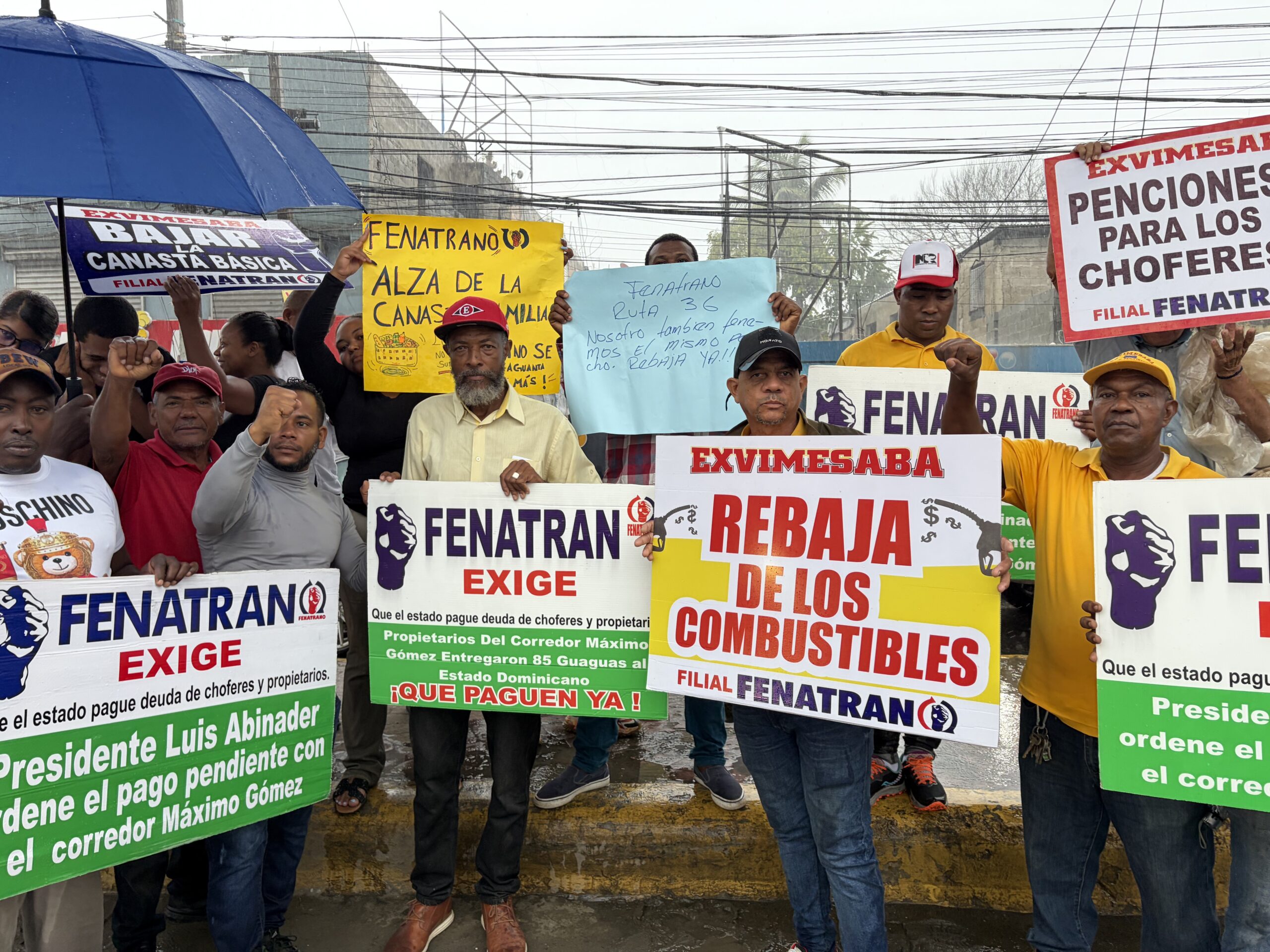 Comunitarios y choferes públicos en Santo Domingo Norte reclaman gobierno cumpla promesas